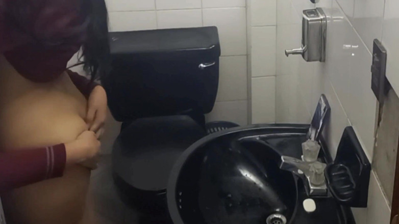 Astrid Cute: EnstitüNün Banyosundaki Öğrenciler