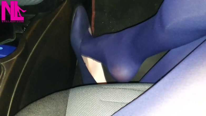Nyllady: Dangling dalam pantyhose biru dan flat biru di stesen minyak
