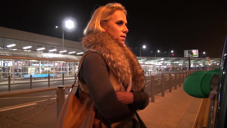 Take Van: Milf tettona rimorchia e scopa all'aeroporto