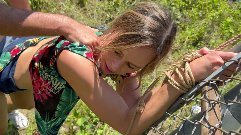 Serenity Cox: Une femme ligotée reçoit un double creampie dans la nature...