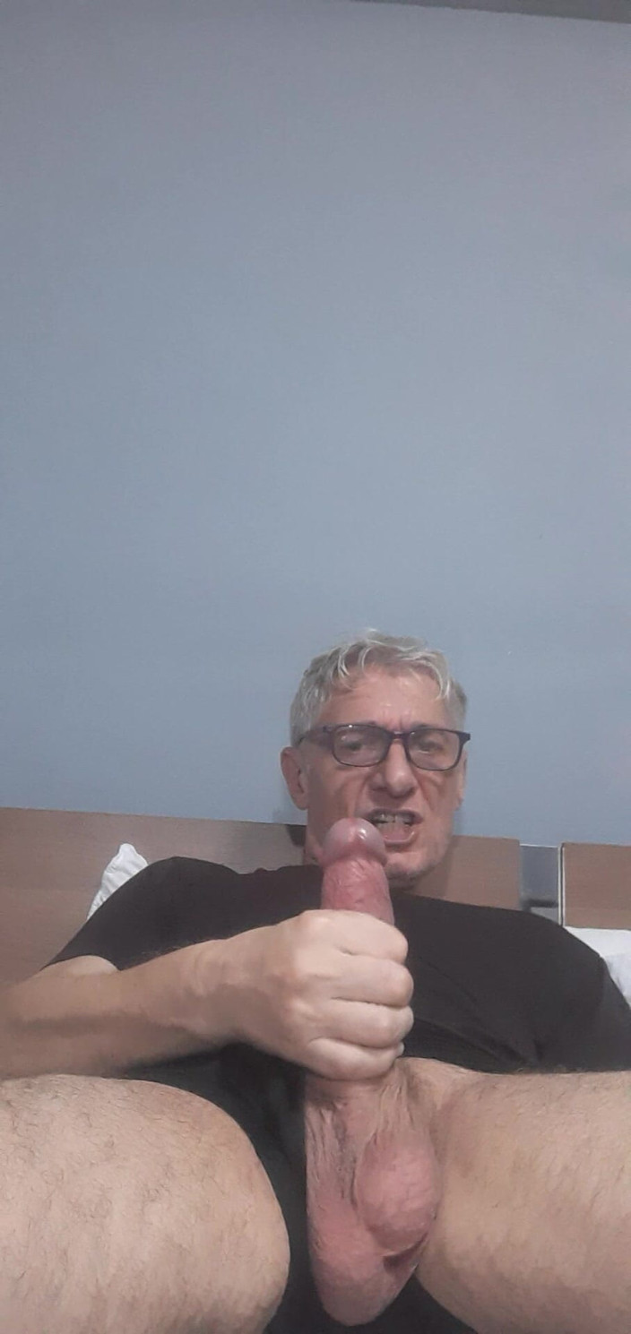Big uncut hard cock: Masturbation mit großem monsterschwanz