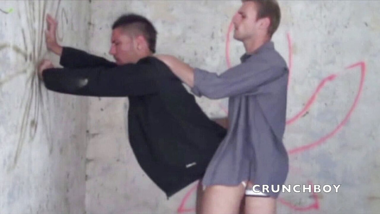 EXHIB BOYS: Enzo wird von Leo gefickt, einem sexy arbeiter in einem...