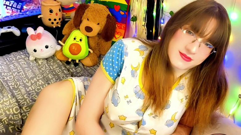 Bella Roar: Trans MILF Sucks Cock Like a Goddess