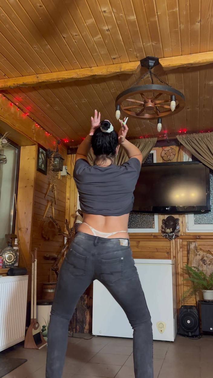 MilfyCalla: Schiena provocante in jeans, Tanga bianco e sigaretta
