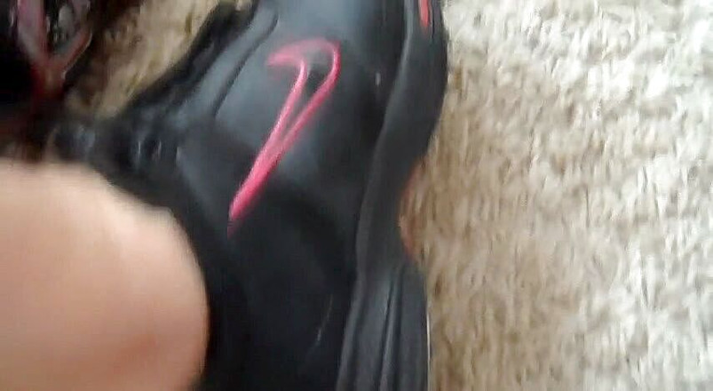 Foot Girls: Si cantik pirang memamerkan sepatunya