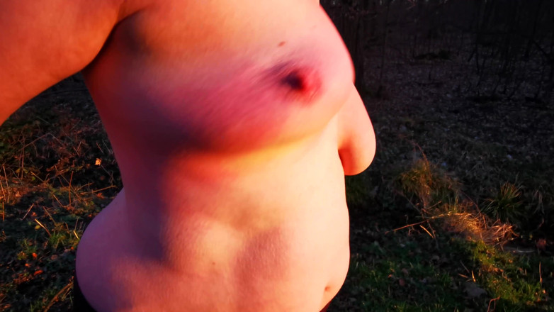 Bouncy Tits Action: Akşam yemeğinden önce memeler dövülüyor