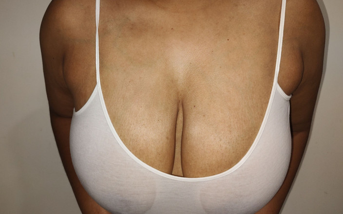 The cat woman: Une fille desi joue avec ses énormes seins
