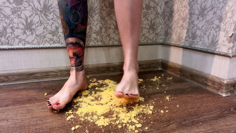 Footmodel Valery: Ragazza tatuata schiaccia anelli di cipolla