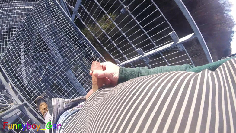 Funnyboy-Ger: Dehors, sur une tour d’observation très publique au bord d’une...