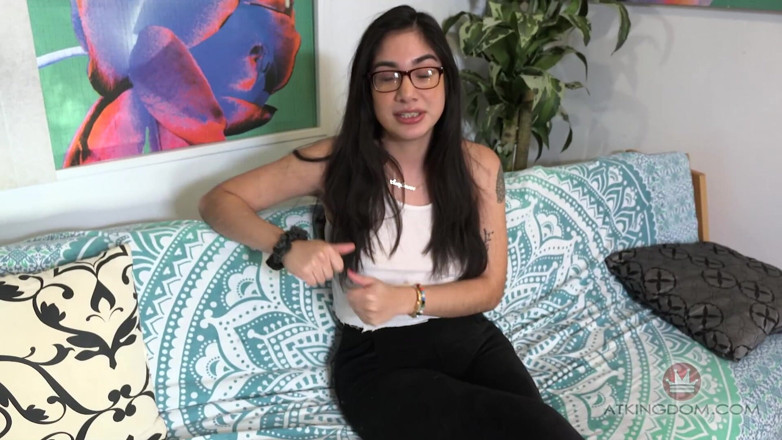 ATK Fans (Hairy): Lucy Sonnenblumen sitzt für ein Interview, um über ihr Sexleben und...