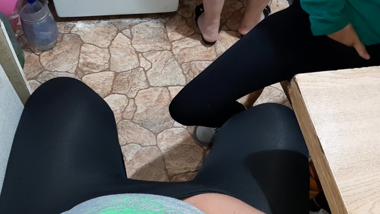 Lesbian-candys: Nós nos masturbamos para nossa madrasta enquanto ela cozinha o...