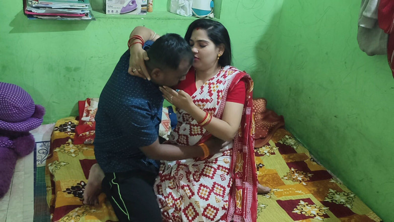 Sona bhabhi: Gospodină sexy din satul bengalez se fute tare cu iubitul...