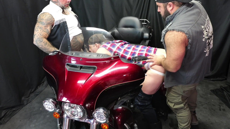 MasculineJason - Jason Collins: Manny Muscle ve King Baiter ile üçlü grup seks Harley sikişiyor