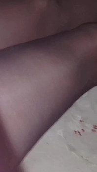 Dani op bed in zwarte panty pronkt met ronde benen en kont