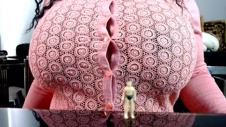 Maeling: Macro man, comparaison de seins géants - Mael la géante noire