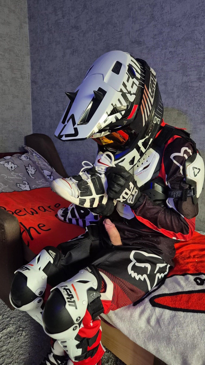 Sneakersmax98: En upphetsad kille i motorcykelutrustning knullar sina sneakers