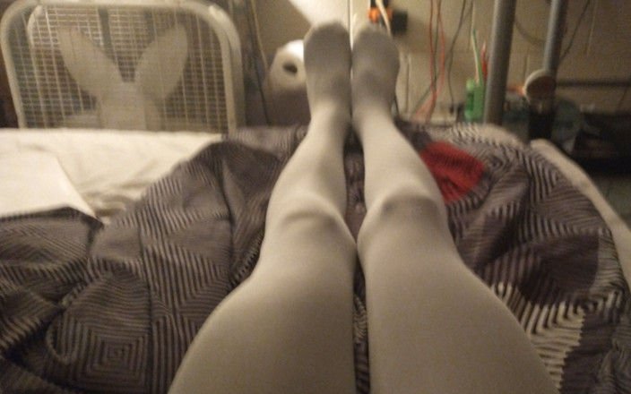 CumOnTights420: У мене під моїми білими колготками під моєю білою колготкою.