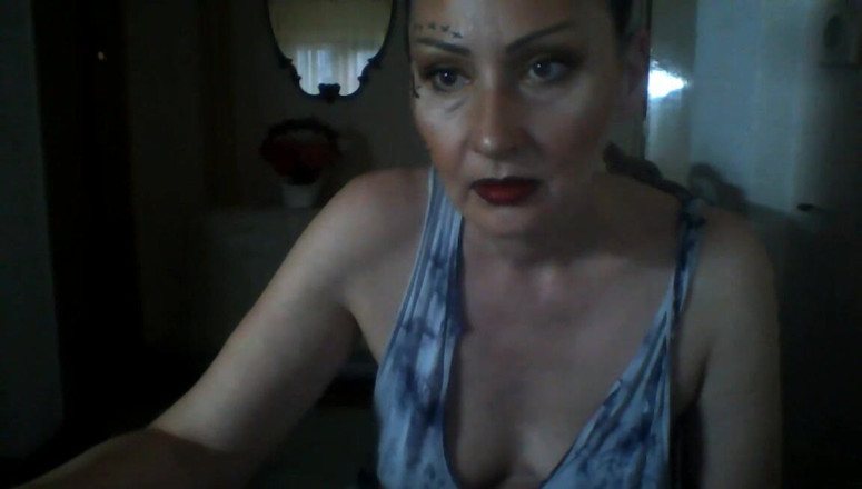 Dominatrix Redsonyja: Salutări pentru fetișul picioarelor Doar un pic de lins și fumat...