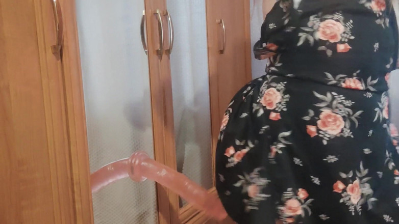 Lizaveta: Une jeune MILF se baise dans le miroir