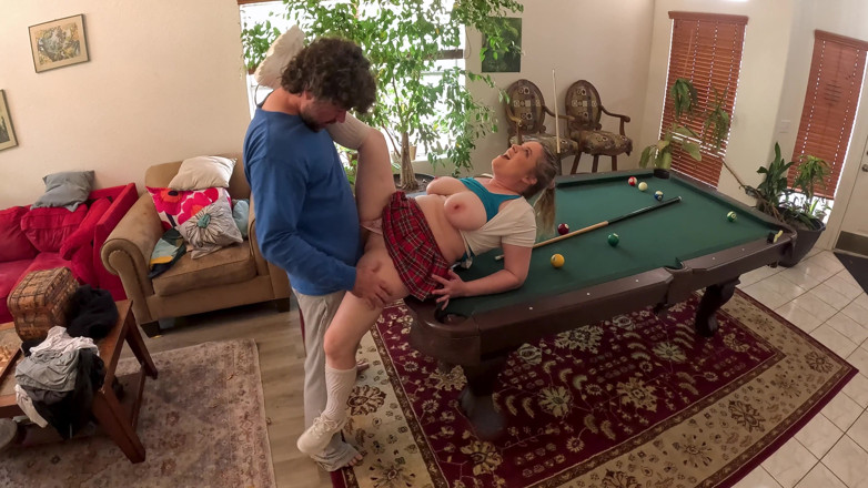 Erin Electra: Hermanastros Jugando En La Sala De Estar Se Ponen Cachondos...