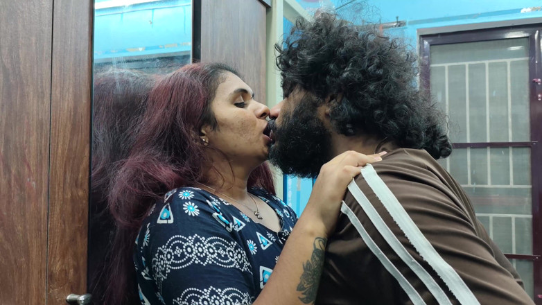 Vaigavarun45: Zadek na rty, polibek na krk a sexy romantika s...