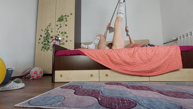 Mirsur: Une brune amateur fait du yoga à poil