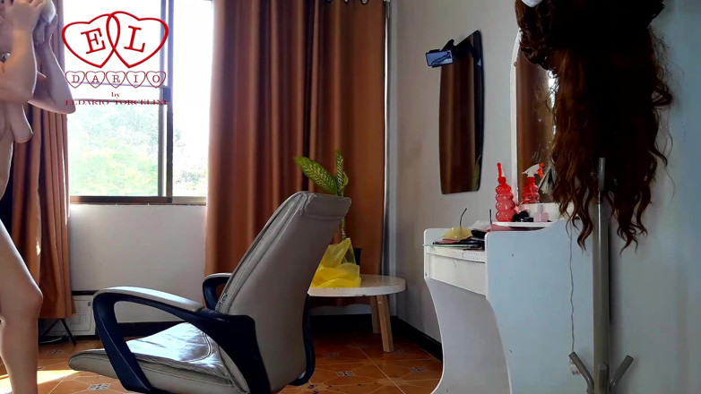 Strange stepfamily: Prank! Kappersvrouw uitkleden in haar nudisten barbershop. De klant is...