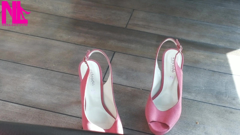 Nyllady: Shoeplay dengan kasut tumit tinggi di bar