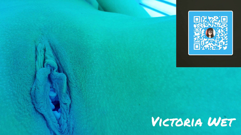 Victoria wet: Трахання пальцями мачухи в солярії