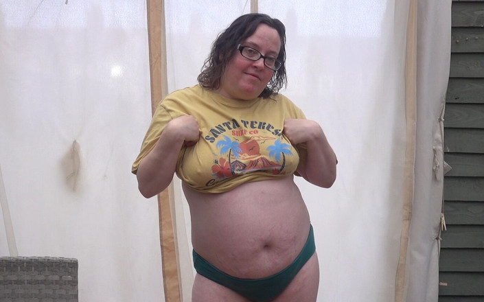Littlevixen: Elle se déshabille en culotte et en chemise sans soutien-gorge