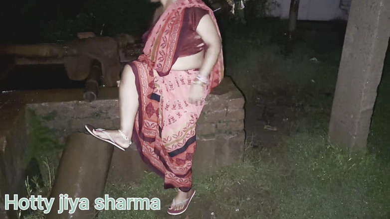 Hotty Jiya Sharmaa: bahoo raani guruvaar ko baarish men tab par naha rahi...
