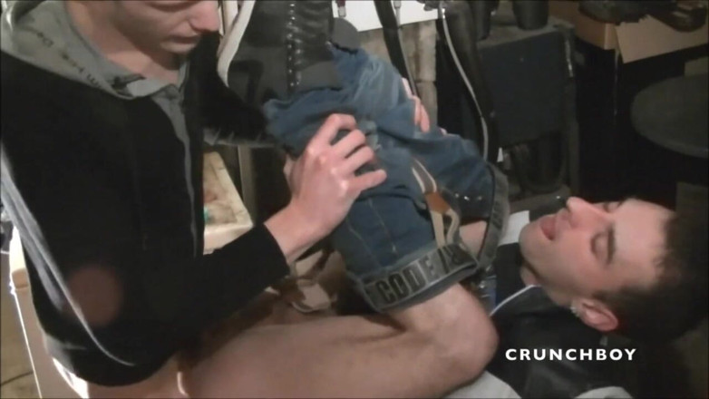 French Twinks Amator videos: Un mec se fait baiser par le barman au restaurant...