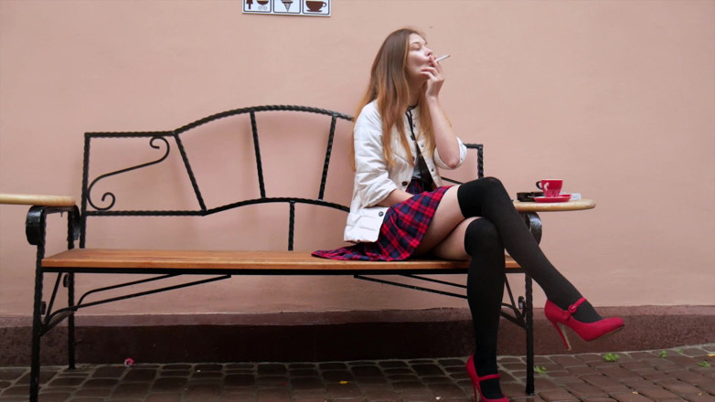 Russian Smokers: Selvaggia ragazza russa che fuma vibrazioni naturali a sigaretta