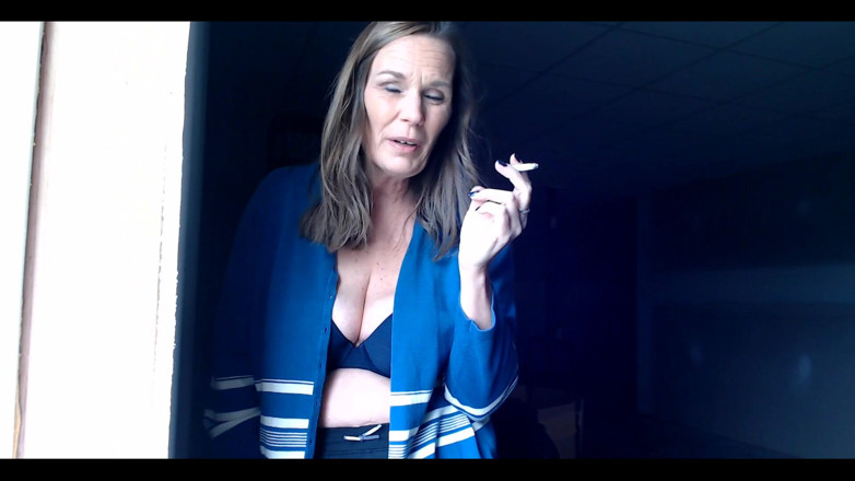 KimitheMilfMommy: Joi hút thuốc
