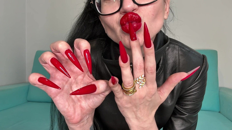 Julia domaina: Ik draag lange rode nagels, klauwen en een strakke lange...