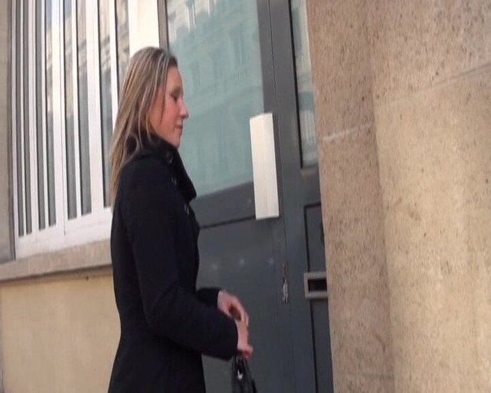 Videos Francaises: Une poupée française élégante se fait baiser par un inconnu comme...