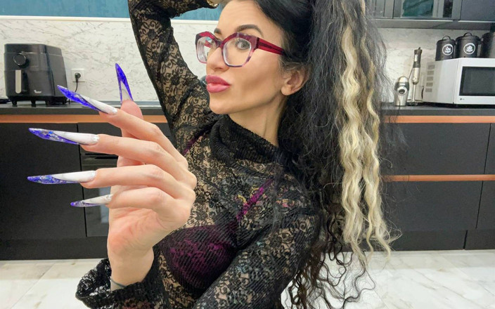 Julia domaina: Ongles longs, lunettes et visage, nouvelle forme et nouvelle longueur,...