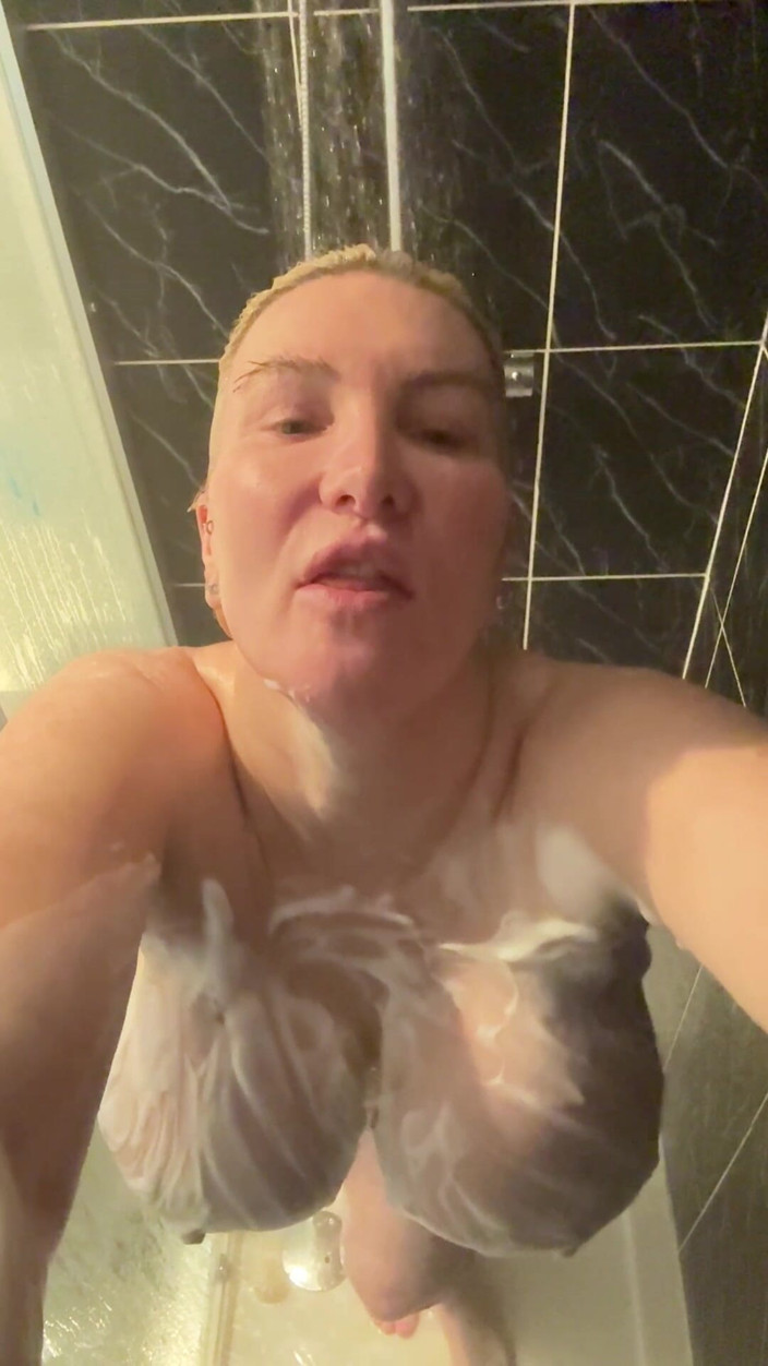 Sophie James: POV: Unter der Dusche erwischt... Fick meine 34jj titten!