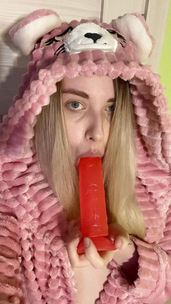 My bf cuckold: Menina em roupa fofa chupa vibrador