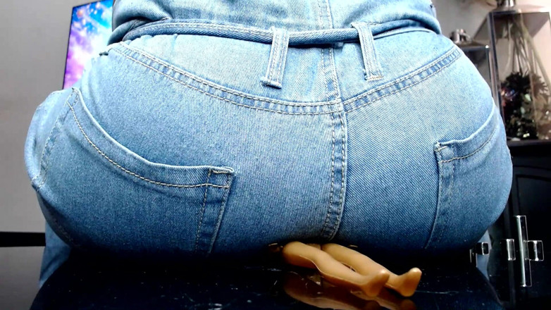 Maeling: Ébano perra aplastada en jeans de mezclilla y culo sofocado...