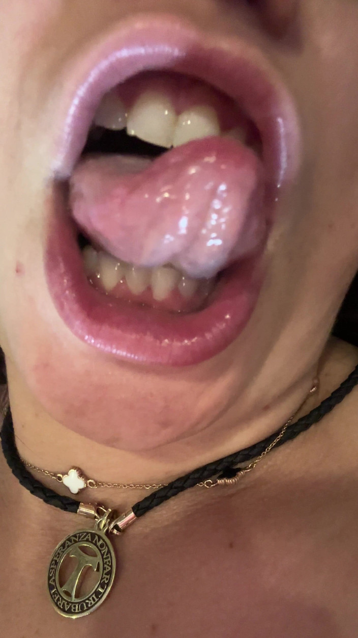 LarisaCum: Ljus och het brunett mun fetisch