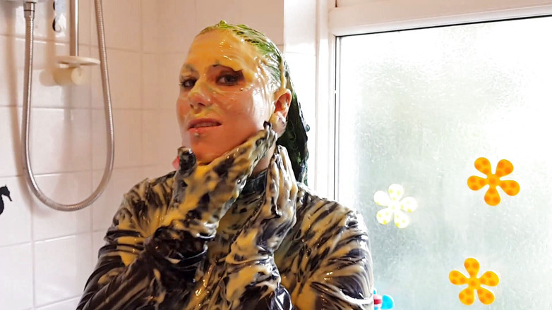 Tattooed Milfy Mama: 젖고 지저분한 커스터드 Catsuit