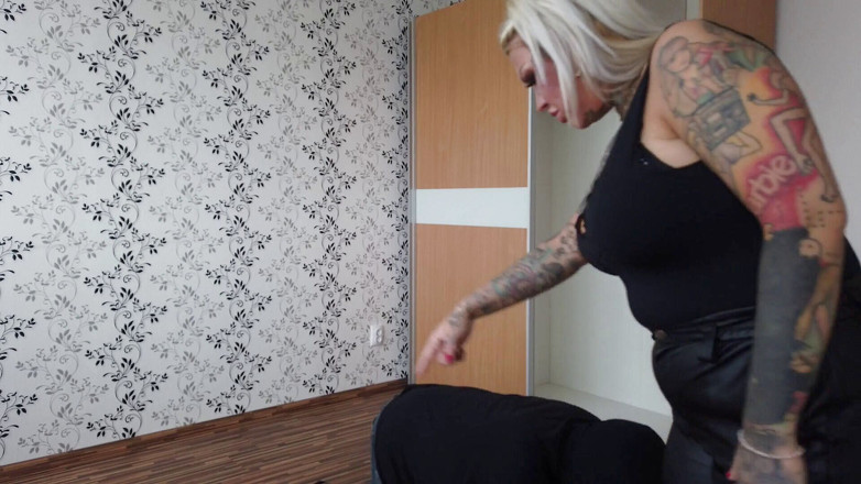Fetish videos by Alex: Esclave aux pieds de la garde-robe