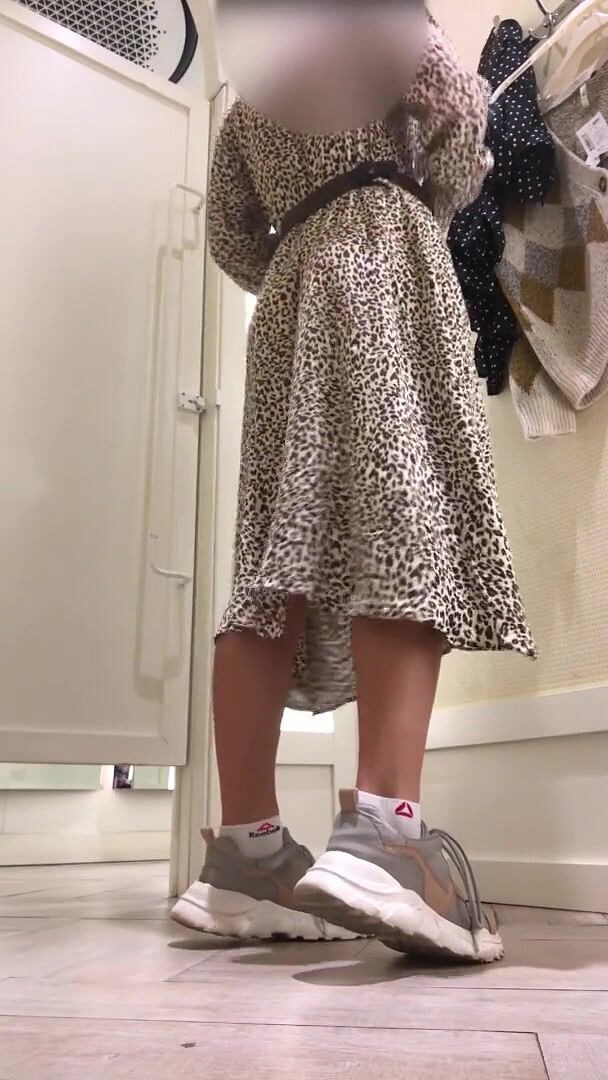 Good_view: Une fille se masturbe dans un vestiaire