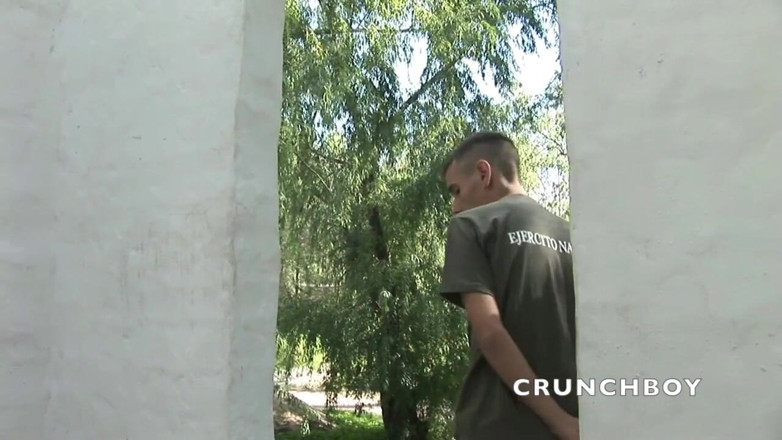 Straight fucking boy in uniform: Twink scopato all'aperto da un ragazzo militare in non forma