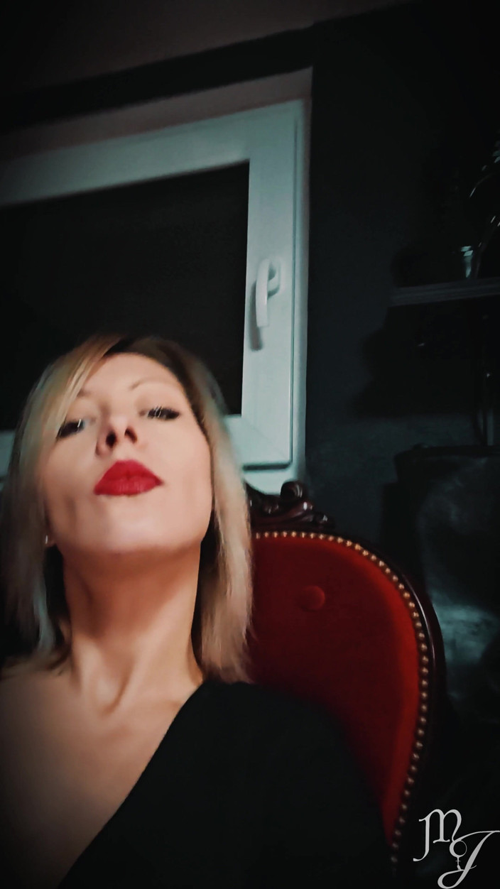 DeesseJulia: Pantofii mei în temniță - înainte de o sesiune de fetiș cu ciorapi -...