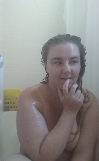 AshleyAce69: 안녕하세요! 샤워 중 나와 함께.... 장난감을 가지고 놀아!