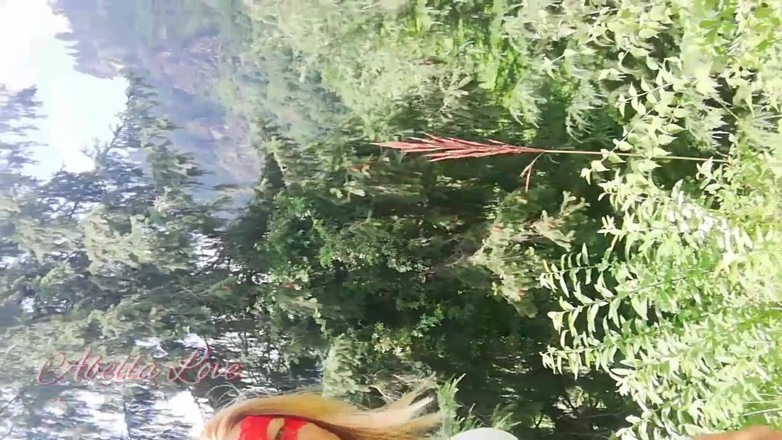 Abella Love: Awek blonde kecil molek miang berjalan berbogel di Taman Dan...