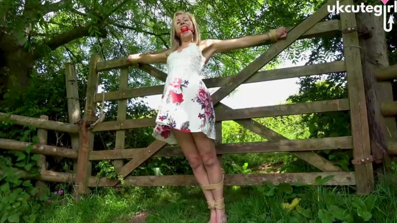 UKCuteGirl Lucy Lauren: Damsel diikat ke gerbang crucifix bondage &amp; ballgagged
