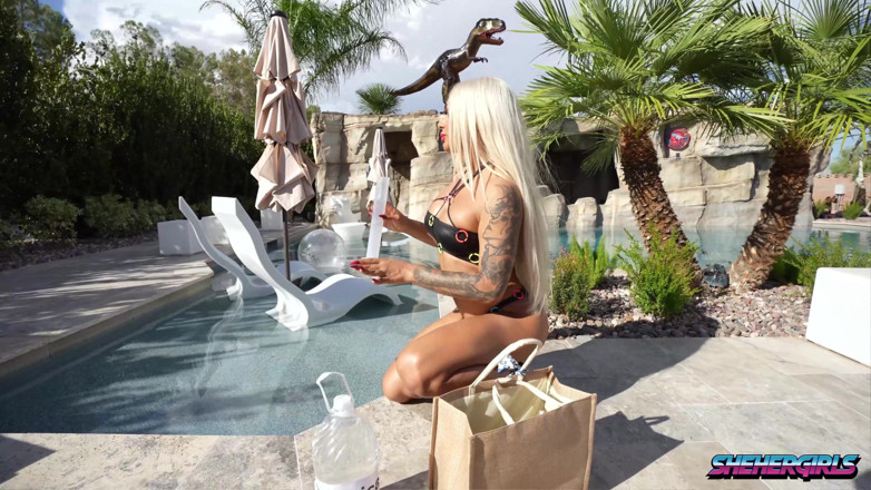 SheHerGirls: Pembisik kolam renang. Eva Maxim dan Kitana Montana